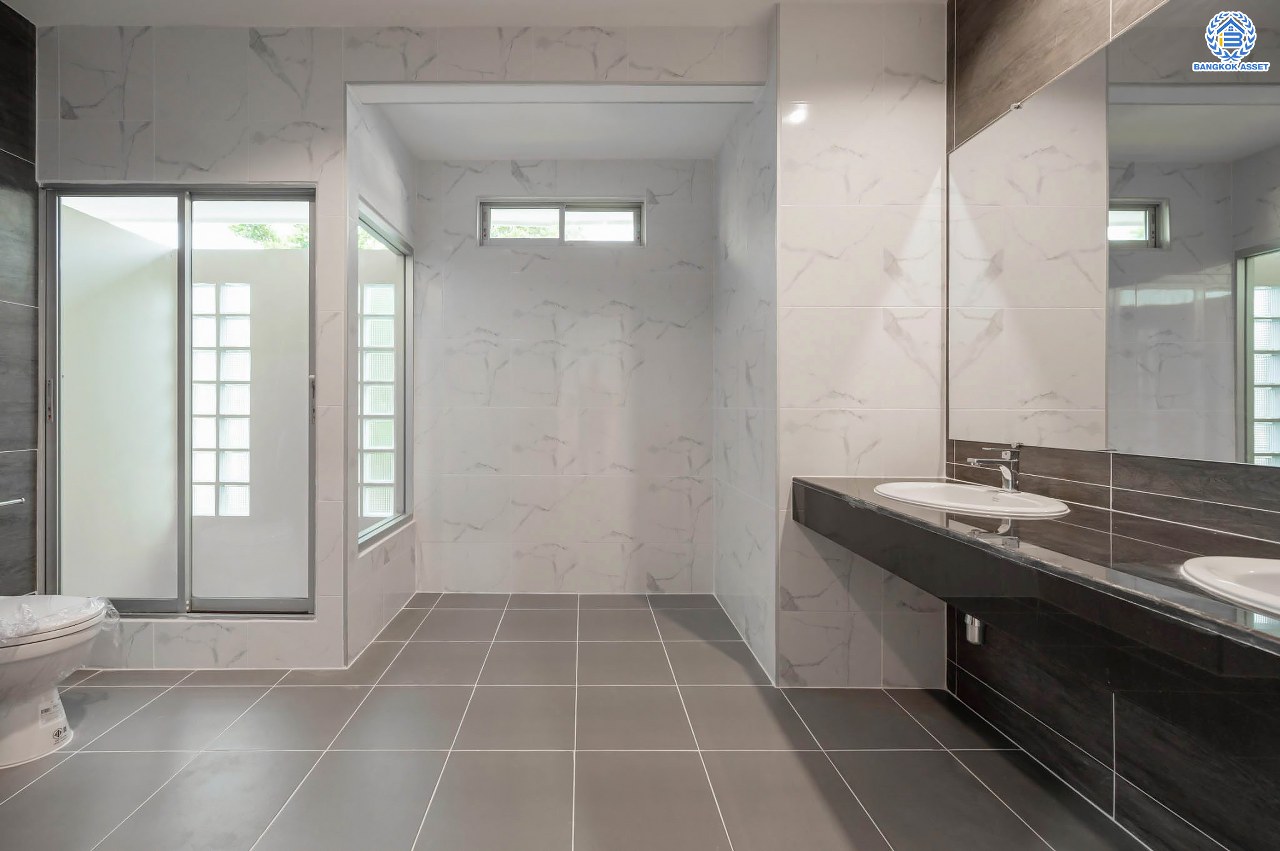 บ้านมือสองตกแต่งใหม่ โครงการ ปารวีร์ เพชรเกษม63 เนื้อที่ 82.4 ตร.ว. ฟังก์ชัน 3 ห้องนอน 4 ห้องน้ำ 1 ห้องแม่บ้าน 2 ที่จอดรถ บนพื้นที่ใช้สอย 244.52 ตร.ม. ทำเลศักยภาพ เชื่อมต่อหลายเส้นทาง ใกล้เดอะมอลล์บางแค จุดขึ้นทางด่วน "พระราม2" และรถไฟฟ้าสายสีน้ำเงิน "สถานีหลักสอง"